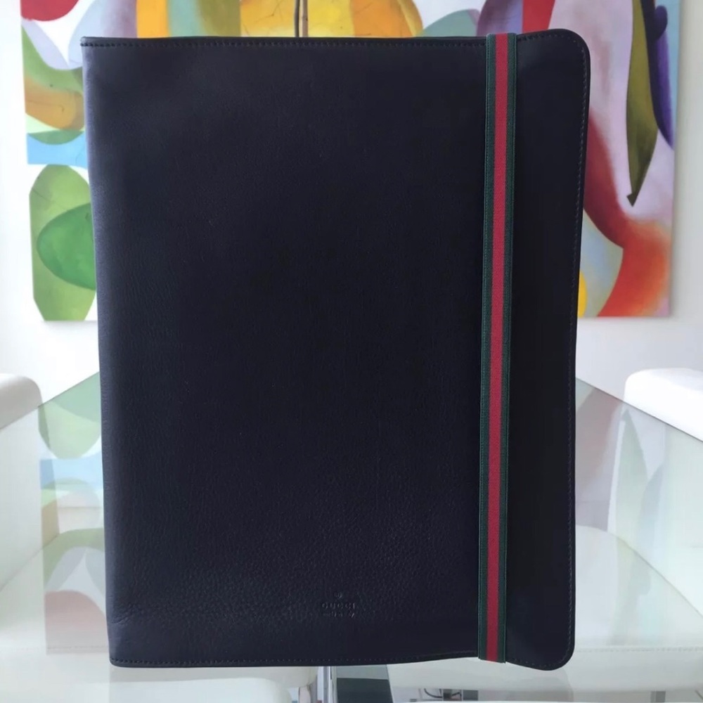 Timeless GUCCI Leather portfolio